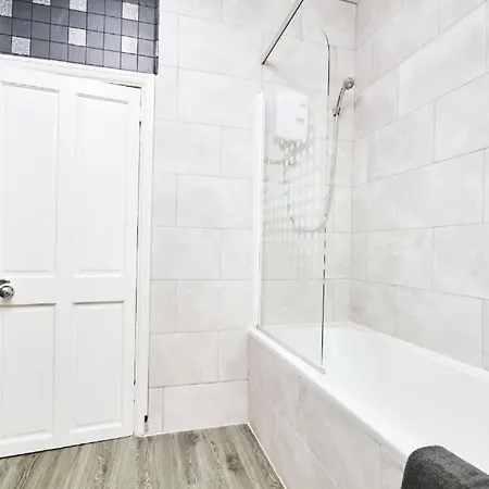 5 Minutes From Leeds City Centre - Parking *