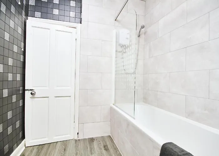 5 Minutes From Leeds City Centre - Parking *